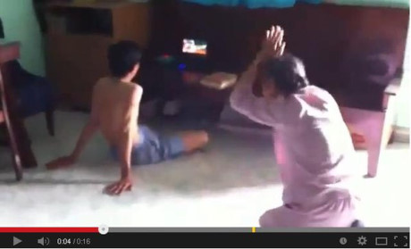 
Hình ảnh cắt từ clip cho thấy người mẹ già liên tục quỳ lạy van xin con năm 2014.
