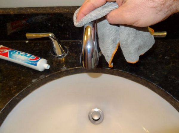 Vòi rửa hay các đồ da dụng kim loại có thể được làm bóng trở lại với kem đánh răng cùng khăn ẩm. Nếu những vật dụng này được mạ chrome, việc đánh bóng càng dễ dàng hơn.