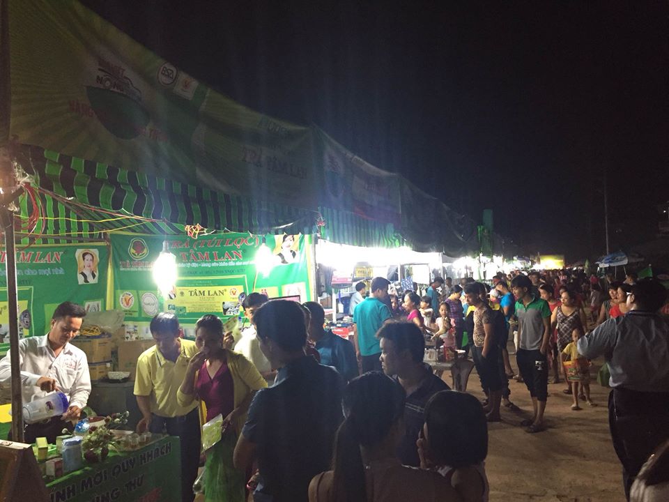 Cảnh đông đúc tại phiên chợ đêm trong khuôn khổ Hàng Việt về nông thôn. Ảnh: Minh Quân
