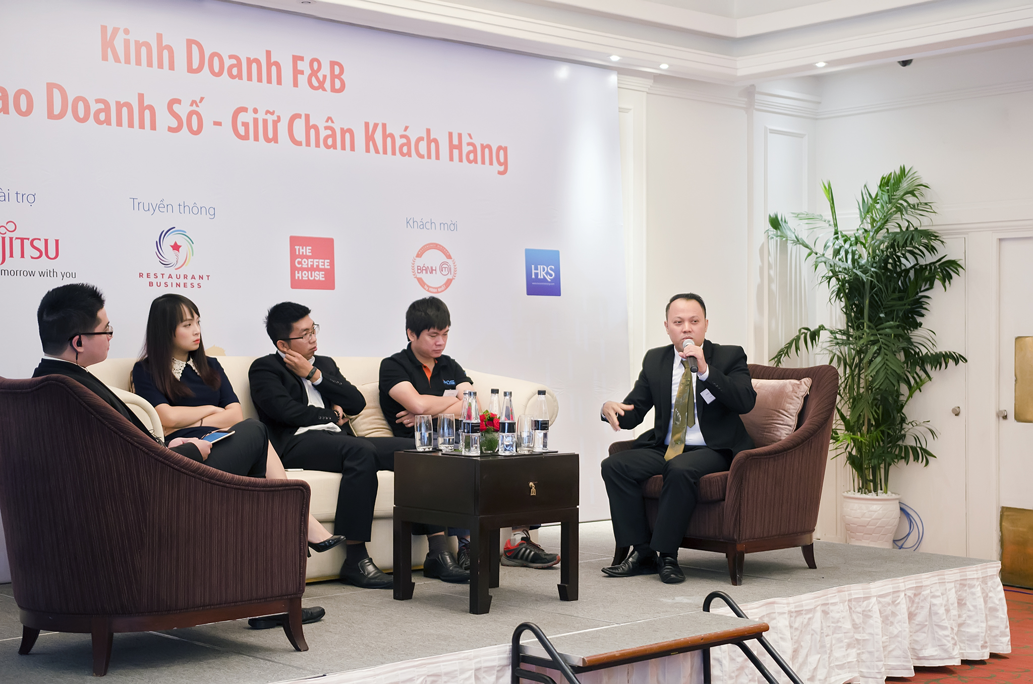 Ông Trần Anh Quốc (cầm mic)