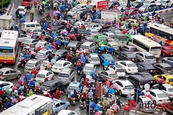 
Các phương tiện đan xen vào nhau tạo nên một khung cảnh hỗn loạn.
