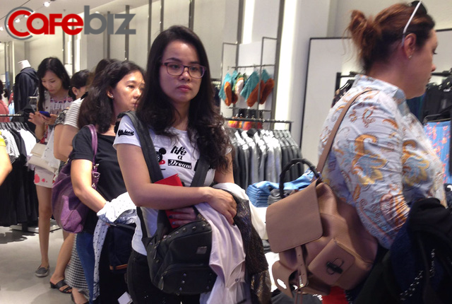 
Người Việt chấp nhận xếp hàng 2 tiếng đồng hồ để mua sắm tại cửa hàng Zara trong ngày đầu khai trương.
