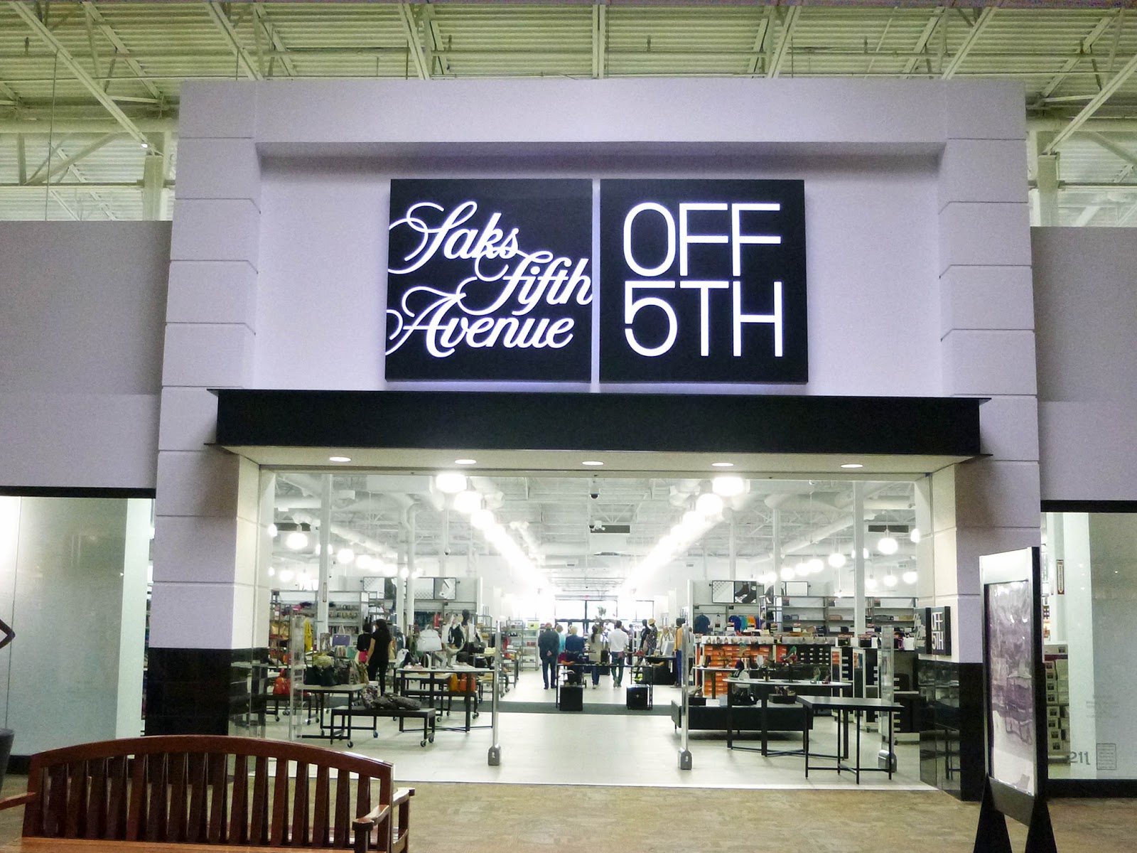 Cửa hàng bán lẻ bán quần áo, nữ trang và túi xách của Ivanka Trump