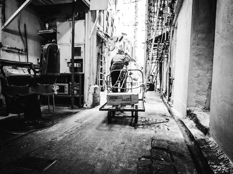 Đừng sống cuộc sống của một nghệ sĩ đói, vắt kiệt sự sáng tạo cho tiền bạc, hãy sống đúng với đam mê của mình.