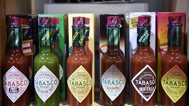 Nước sốt tương ớt Tabasco hiện có mặt tại hơn 180 quốc gia và vùng lãnh thổ với tổng doanh thu hàng năm lên đến 200 triệu USD. Ảnh: Reuters