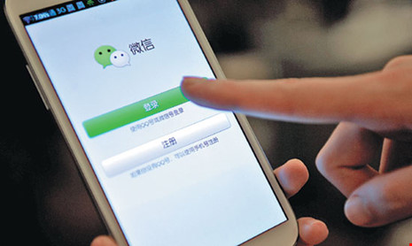 
Sử dụng phần mềm trò chuyện WeChat trên điện thoại. Ảnh: THX
