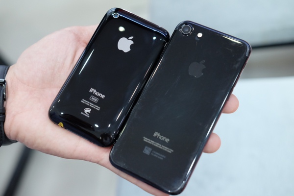 
iPhone 3GS màu đen bóng thậm chí bóng bẩy hơn iPhone 7 Jet Black, một phần là do iPhone 3GS mới nhập về, iPhone 7 Jet Black đã qua sử dụng - Ảnh: H.Đ
