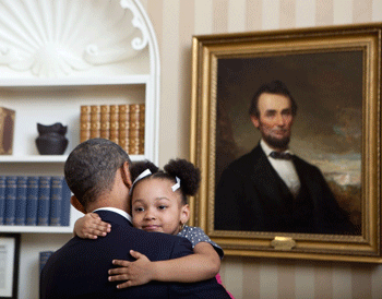 
Tổng thống Obama trước chân dung Abraham Lincoln.
