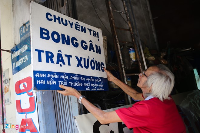 Ông Nguyễn Thế Minh ở đường An Dương Vương (Bình Tân) có gần 40 năm gắn bó với niềm đam mê hội họa, vẽ bảng hiệu quảng cáo. Ông lão 67 tuổi còn có sở thích sáng tác thơ nên có bút danh là Hoài Minh Phương. Trong những bảng hiệu quảng cáo ông thường để cả những vần thơ của mình lên đó.