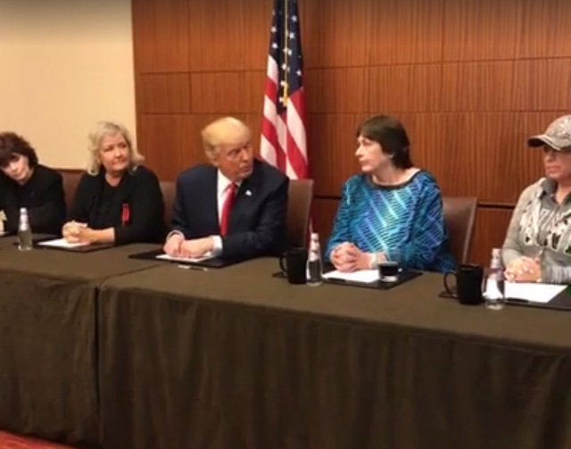 
Trump xuất hiện cùng 3 người phụ nữ và tổ chức họp báo trước thềm cuộc tranh luận. (Ảnh: Business Insider)
