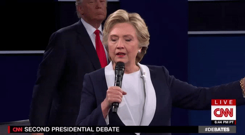 Khi bà Clinton trả lời câu hỏi, ông Trump thường đứng sau lưng và nhìn chằm chằm vào đối thủ.