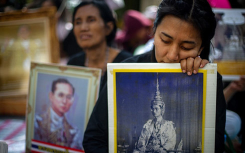 Người dân Thái Lan nghiêm túc tuân thủ quy định mặc áo đen chịu tang Nhà Vua. (Ảnh: EPA)