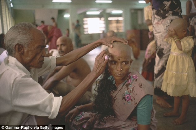 
Một người phụ nữ Ấn Độ được cạo sạch tóc trên đầu, liệu bà có biết rằng mái tóc của mình có giá trị hàng nghìn USD?
