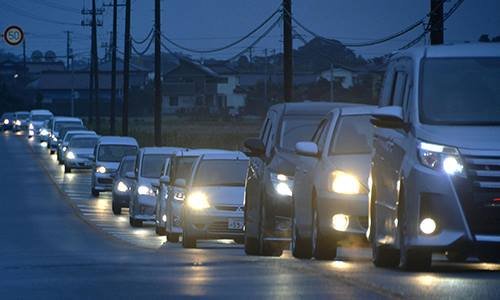 
Hình ảnh người dân ở Iwaki, tỉnh Fukushima, sơ tán đến các nơi cao hơn để tránh sóng thần vào sáng 22/11 (Ảnh: Reuters)
