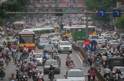 Đây là cảnh người Việt lưu thông trên đường và xe máy, ôtô tranh nhau giành đường, gây ùn tắc giao thông do cộng đồng mạnh chọn để so sánh
