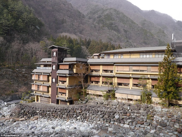 
Khách sạn Nishiyama Onsen Keiunkan được mở từ năm 705 sau Công nguyên ở quận Yamanashi (Nhật Bản) và tồn tại suốt 1.311 năm.
