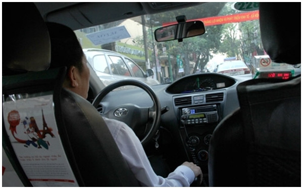 
Mẩu chuyện nhỏ trên xe taxi giữa cô gái với anh tài xế dễ thương khiến nhiều ông chồng phải suy ngẫm.
