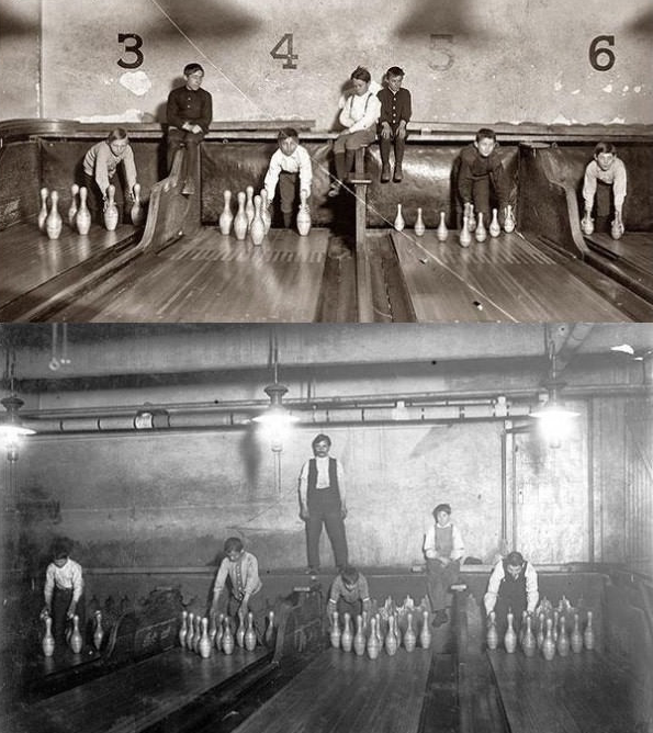
Môn bowling thời sơ khai chưa có máy móc hiện đại nên cần đến những người làm nhiệm vụ sắp xếp lại các chai gỗ.

