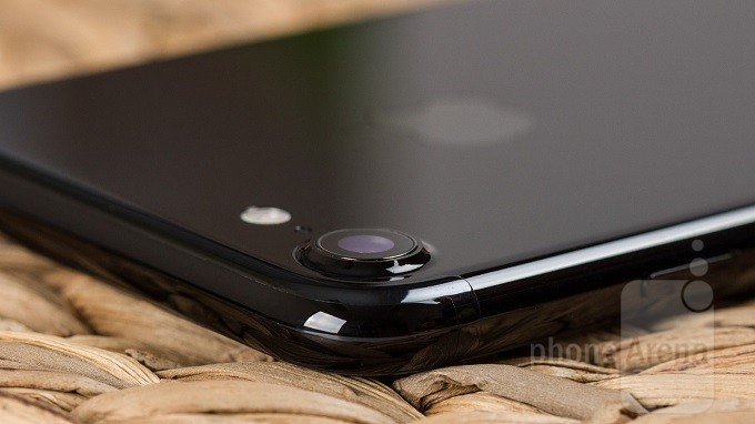 Áp thuế chỉ ảnh hưởng đến chi phí sản xuất không phải giá bán lẻ cuối cùng của sản phẩm. Ảnh: PhoneArena