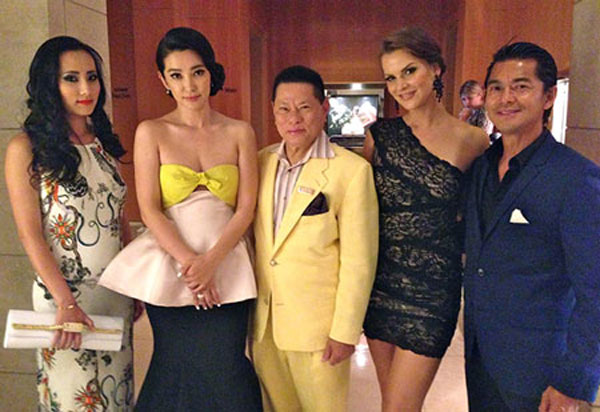 
Ông Hoàng Kiều từng ấp ủ mang Hoa hậu Thế giới về Việt Nam. Trong ảnh: vị tỷ phú chụp ảnh cùng Lý Băng Băng (thứ hai từ trái sang) trong buổi tiệc Hoa hậu Thế Giới.
