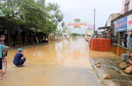 Nhiều tuyến đường ở Đại Lộc ngập nước.