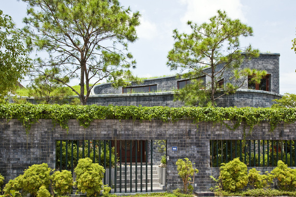 
Mặt tiền xanh m&aacute;t của ng&ocirc;i nh&agrave;.
