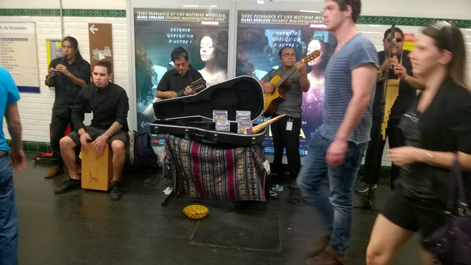 Một ban nhạc ở ga tàu điện ngầm ở Paris