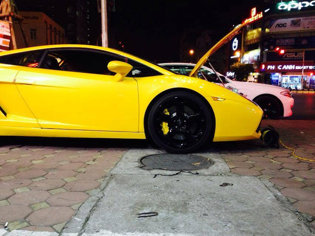 Lamborghini Gallardo xuất hiện trên vỉa hè tại Hà Nội. Ảnh: Thanh Nguyễn.