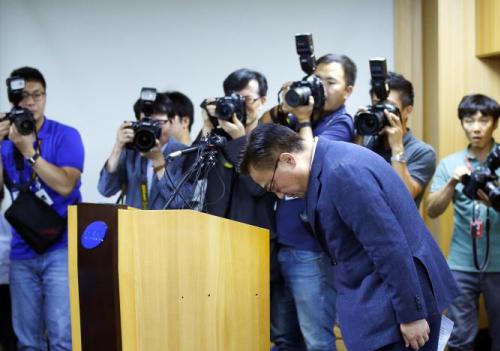 Ông Koh Dong-jin - Chủ tịch mảng kinh doanh thiết bị di động tại Samsung Electronics cúi đầu xin lỗi vì sự cố liên quan đến Galaxy Note 7 tại buổi họp báo hôm 2/9