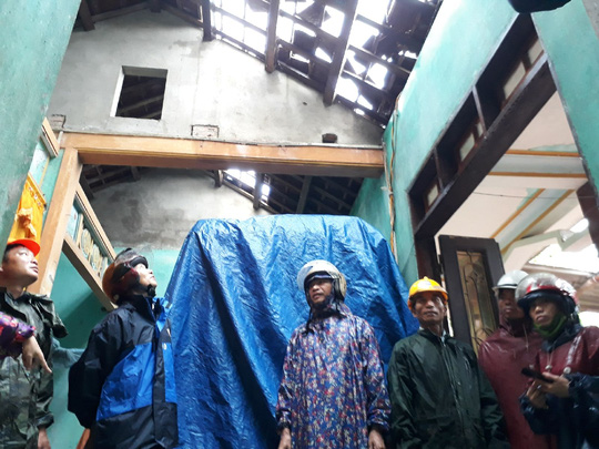 Lốc xoáy khiến nhà dân bị tốc mái (Ảnh: NLĐO)