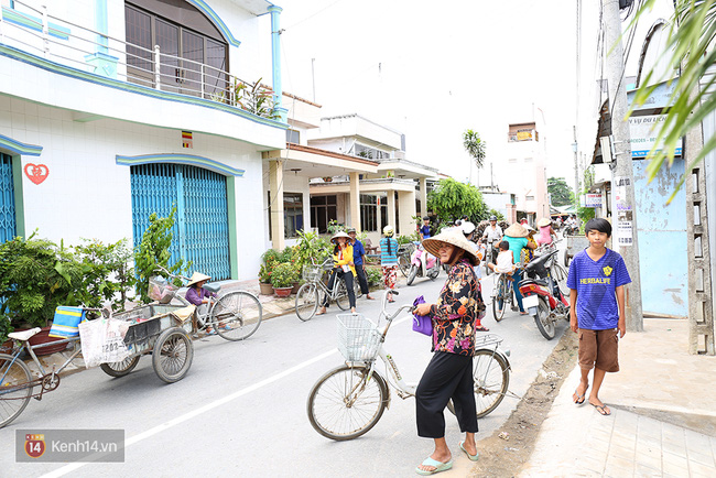Nhiều người cho biết dù đường xá xa xôi nhưng họ vẫn tới đây để xin hỗ trợ