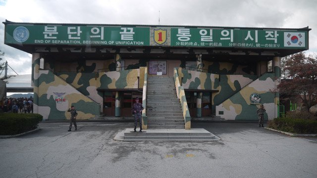Một công trình quân sự ở DMZ với dòng chữ Kết thúc chia cắt, bắt đầu thống nhất.