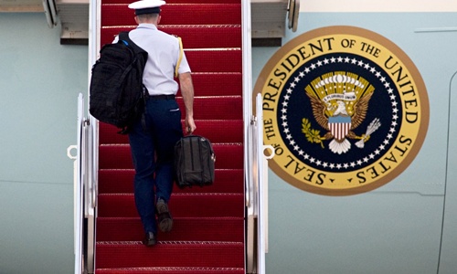 Chiếc vali hạt nhân trên tay một cố vấn quân sự đang chuẩn bị lên một chuyến bay với Tổng thống.