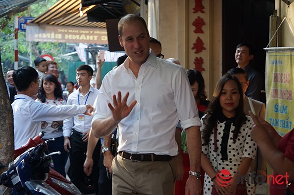 
Hoạt động đầu tiên của Hoàng tử William là đi tham quan Hà Nội đặc biệt là khu vực phố cổ.
