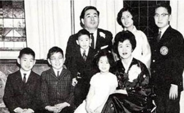 
Bà Quan cùng chồng và 6 người con.
