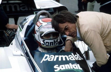 Bernie Ecclestone nói chuyện với Nelson Piquet trước giờ đua vào năm 1982. Ảnh: f1.imgci.com