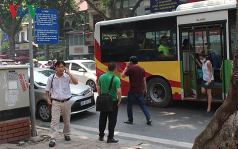 
Mạng lưới xe buýt phải được nâng cấp tiện lợi hơn nữa để thay đổi thói quen di chuyển bằng phương tiện cá nhân.
