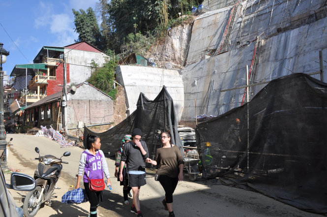 Bụi bặm từ các công trường xây dựng là nỗi khổ của không ít du khách khi đến Sa Pa thời gian này - Ảnh: VŨ VIẾT TUÂN