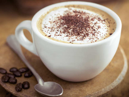 
Cà phê: Những người trên 30 tuổi, đặc biệt là những người làm việc nhiều, thường tiêu thụ nhiều cà phê để giúp họ giải tỏa căng thẳng. Tuy nhiên, cà phê có thể làm chậm khả năng tái tạo tế bào của cơ thể con người, đặc biệt là những người ngoài 30 tuổi, từ đó gây ra rất nhiều vấn đề về sức khỏe.
