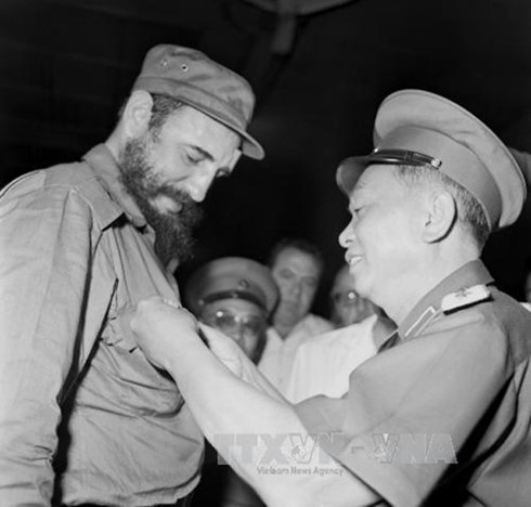Lãnh tụ Cuba Fidel Castro được tặng huy hiệu “Chiến sĩ Điện Biên Phủ” trong chuyến thăm đầu tiên đến Việt Nam tháng 9/1973. (Ảnh: TTXVN)