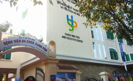 Trung tâm kĩ thuật cao đặt cạnh cổng bệnh viện Xanh Pôn. Ảnh: T.Hạnh