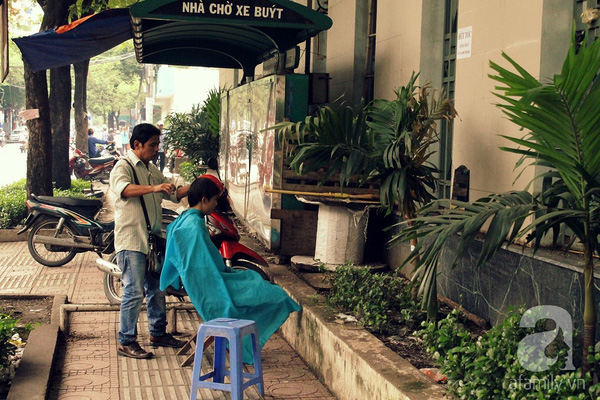 Trên đường Sư Vạn Hạnh (Q.10), những người thợ hớt tóc thậm chí còn không có nổi một tấm bạt và ghế bành. Họ tận dụng khoảng không gian kế bên trạm xe buýt của một bệnh viện để hành nghề.