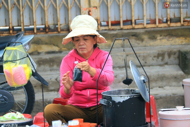 Cũng là mè đen, đường, nhưng món chè gia truyền của cụ Thiểu có vị ngon ngọt, beo béo, thanh mát và mùi vị thơm ngon rất đặc biệt.