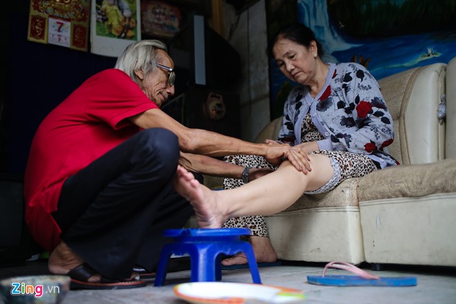 Ngoài đam mê hội họa, để kiếm thêm thu nhập ông còn làm cả xoa bóp và chữa trật tay chân, khớp.