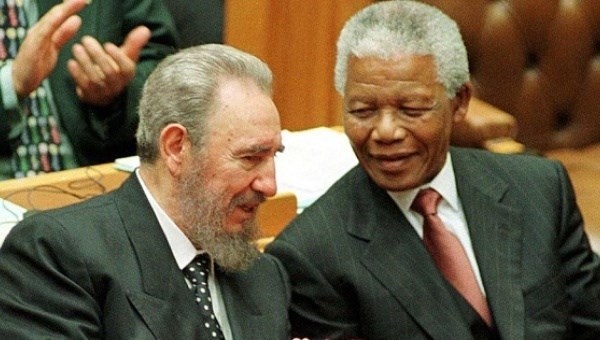 
Ông Fidel Castro gặp ông Nelson Mandela hồi năm 1991.

