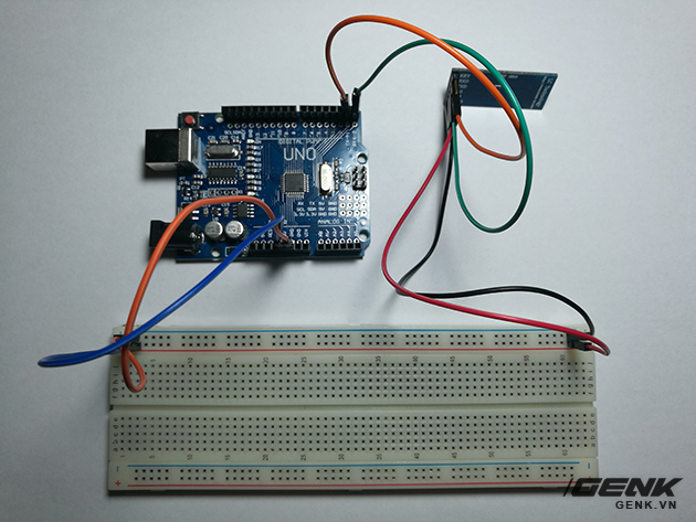 Dùng broad test mạch để chia nguồn điện 5V