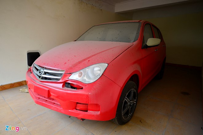 Chiếc ôtô được ông Huyên rất tâm huyết và đặt tên Duyên dáng Việt Nam - Viet Nam Graceful bụi phủ dầy khắp nơi do lâu không hoạt động.