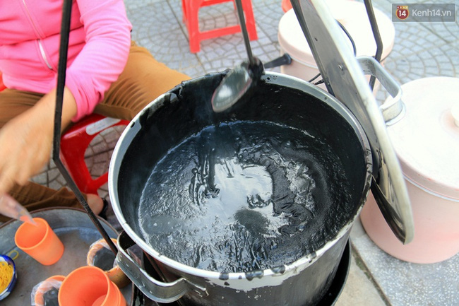 Trước khi nấu, mè được ngâm khoảng 3 tiếng, sau đó xay nhuyễn rồi trộn các cây thuốc Bắc. Còn nước nấu chè được lấy từ giếng cổ Bá Lễ hàng trăm năm tuổi nổi tiếng ở Hội An.