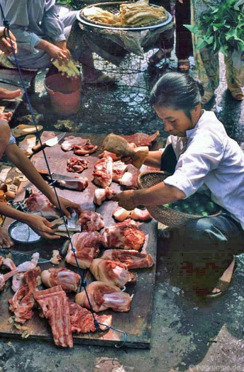 Thịt lợn được bày bán trên những tấm phản.