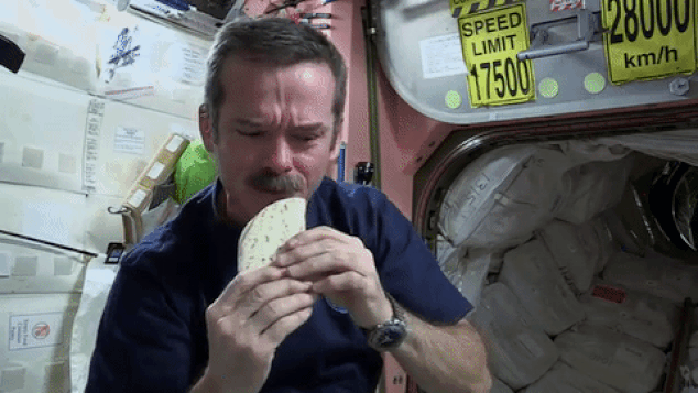 Phi hành gia thưởng thức món bánh mì ngô Mexico ngoài không gian, chắc mùi vị không đến nỗi nào